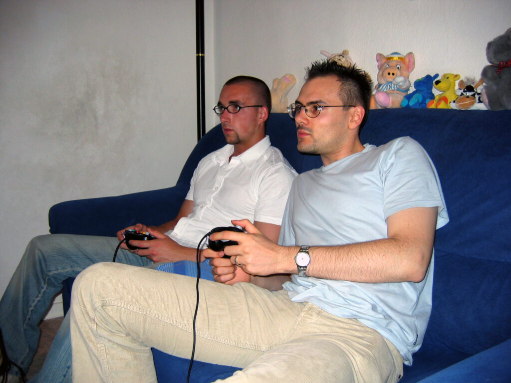 Une petite partie de Mario Party avec Christopher sur la Game Cube -- 2004
