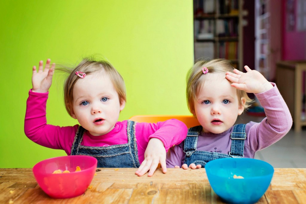 Alice & Juliette - Jumelles - mangent leur Kellogs - Petite Snorkys Photography