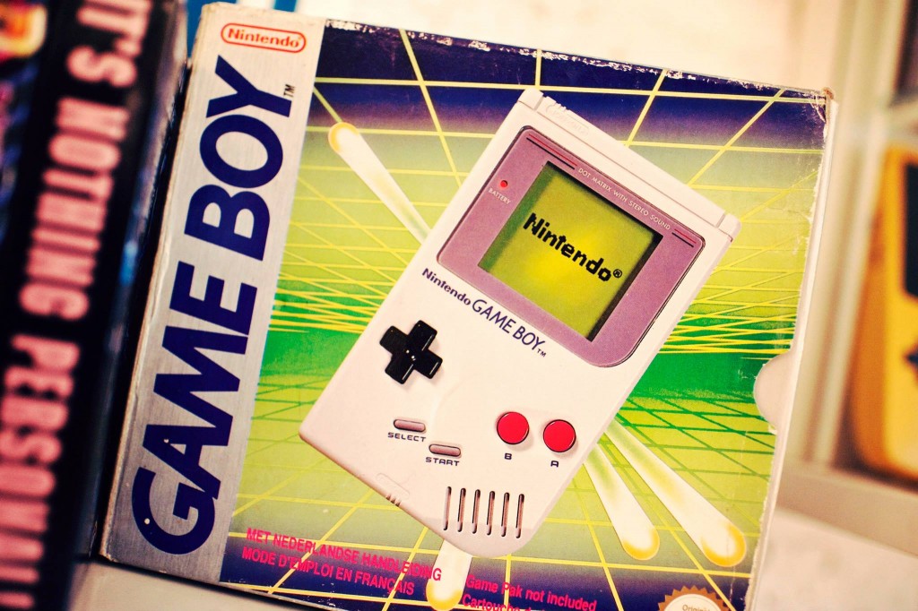 Une Gameboy dans sa boite.