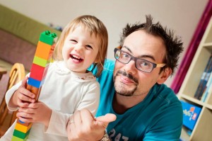 Alice a construit sa première tour en LEGO