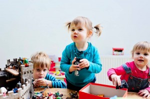 Les 3 jouent ensemble dans le château PLAYMOBIL