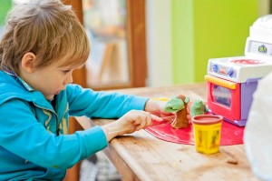 Charly construit des arbres en plasticine