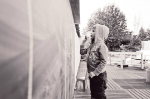 Charly se prépare à nous faire un grand dessin à la craie sur le nouveau tableau noir