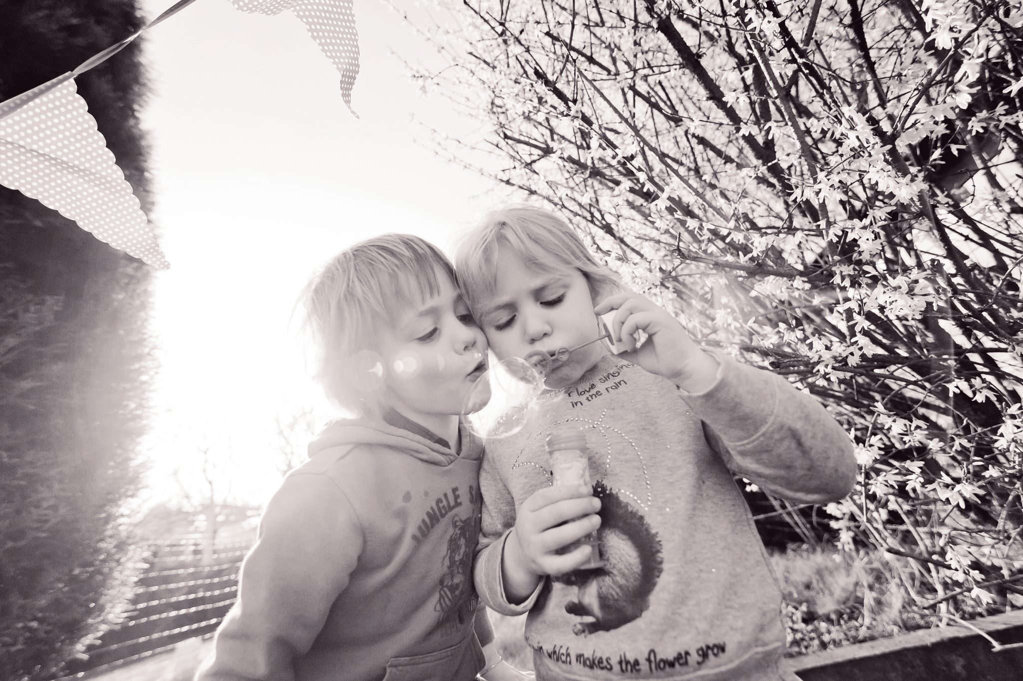 Charly et sa cousine Madeline joue dans le jardin, le printemps est déjà là !