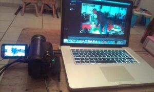 Une vielle caméra DV connectée sur le port Thunderbolt