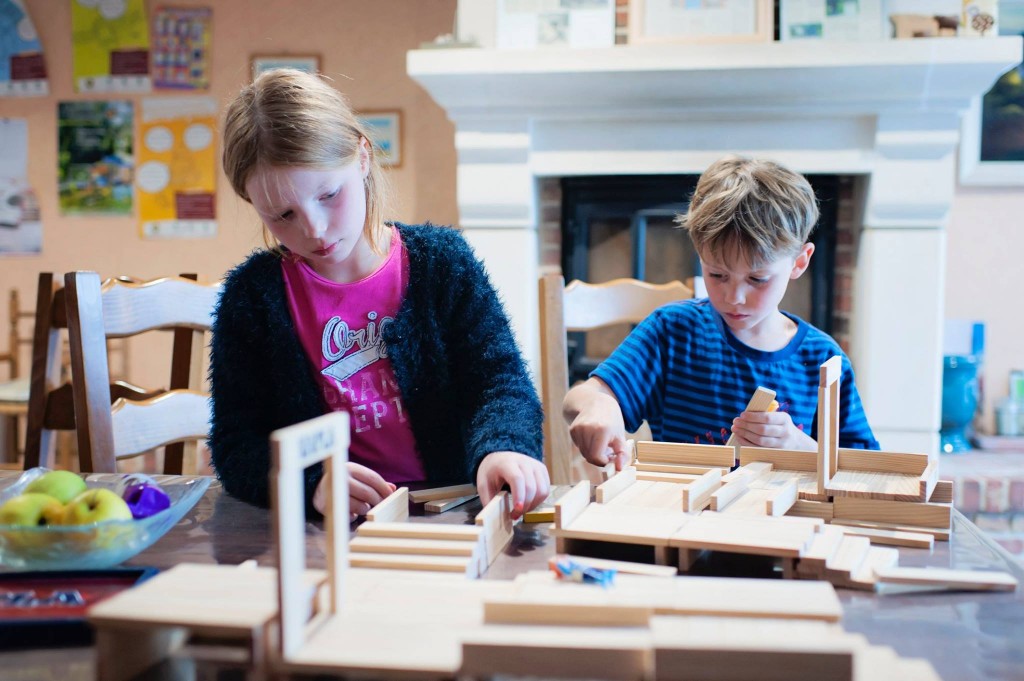 Charly fait découvrir les Kapla à Lucie