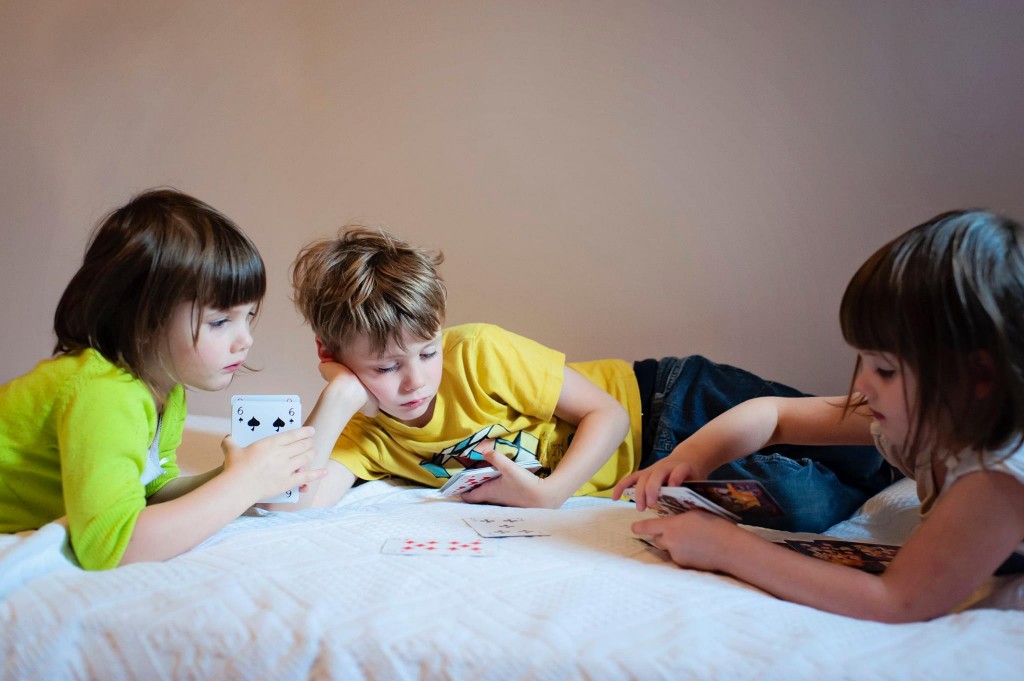 Il pleut - On joue aux cartes