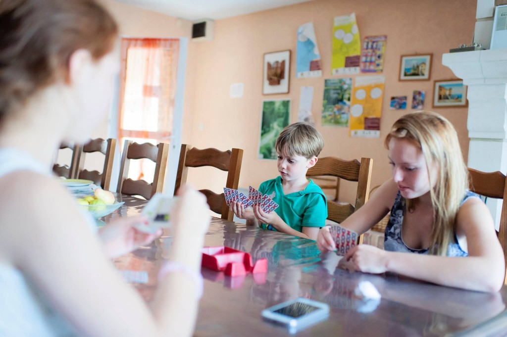 Monsieur Charly s'invite à une partie de Mille Bornes.