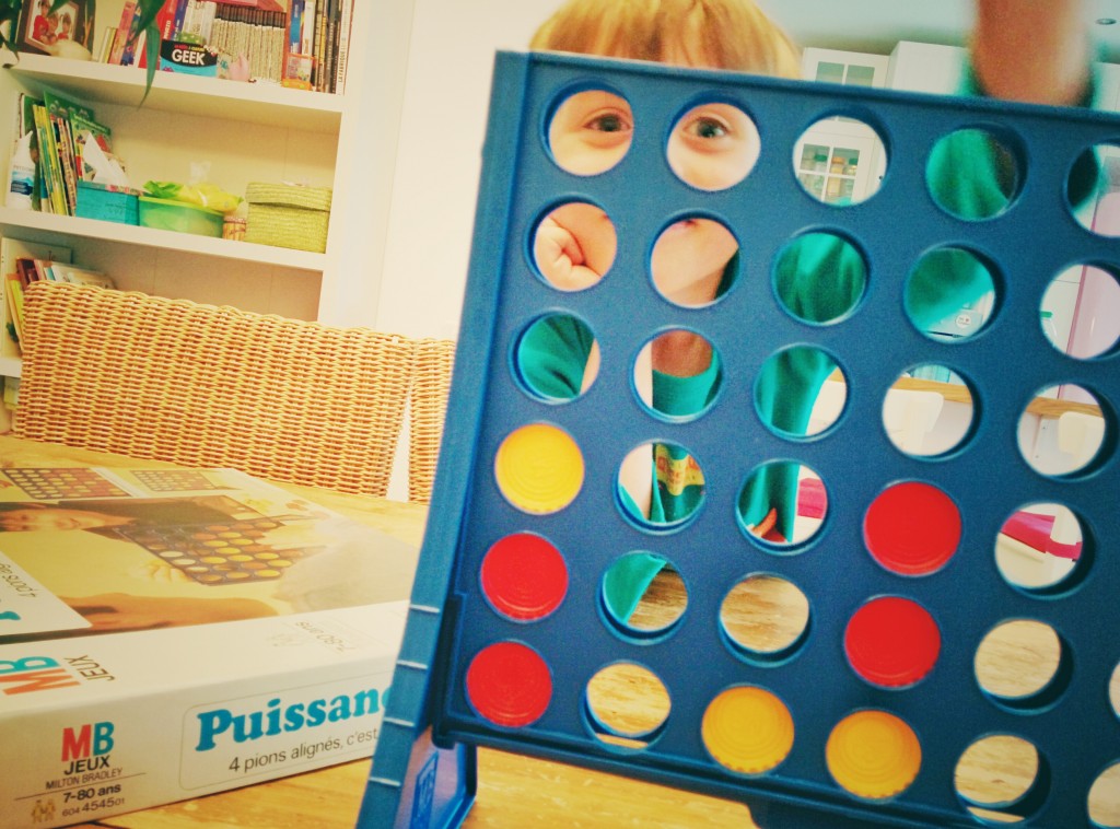 Le soir, Charly et papa se font souvent une partie de Puissance 4