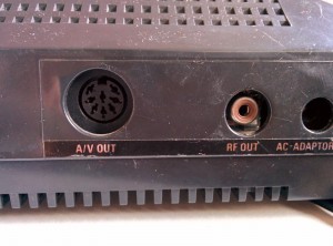 (Fig. 1) L'arrière de la Master System I - Sorties Vidéo