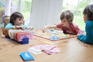 Les enfants découvrent le jeu de société Destins.