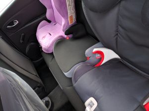 4 enfants dans une voiture compacte à petit budget !