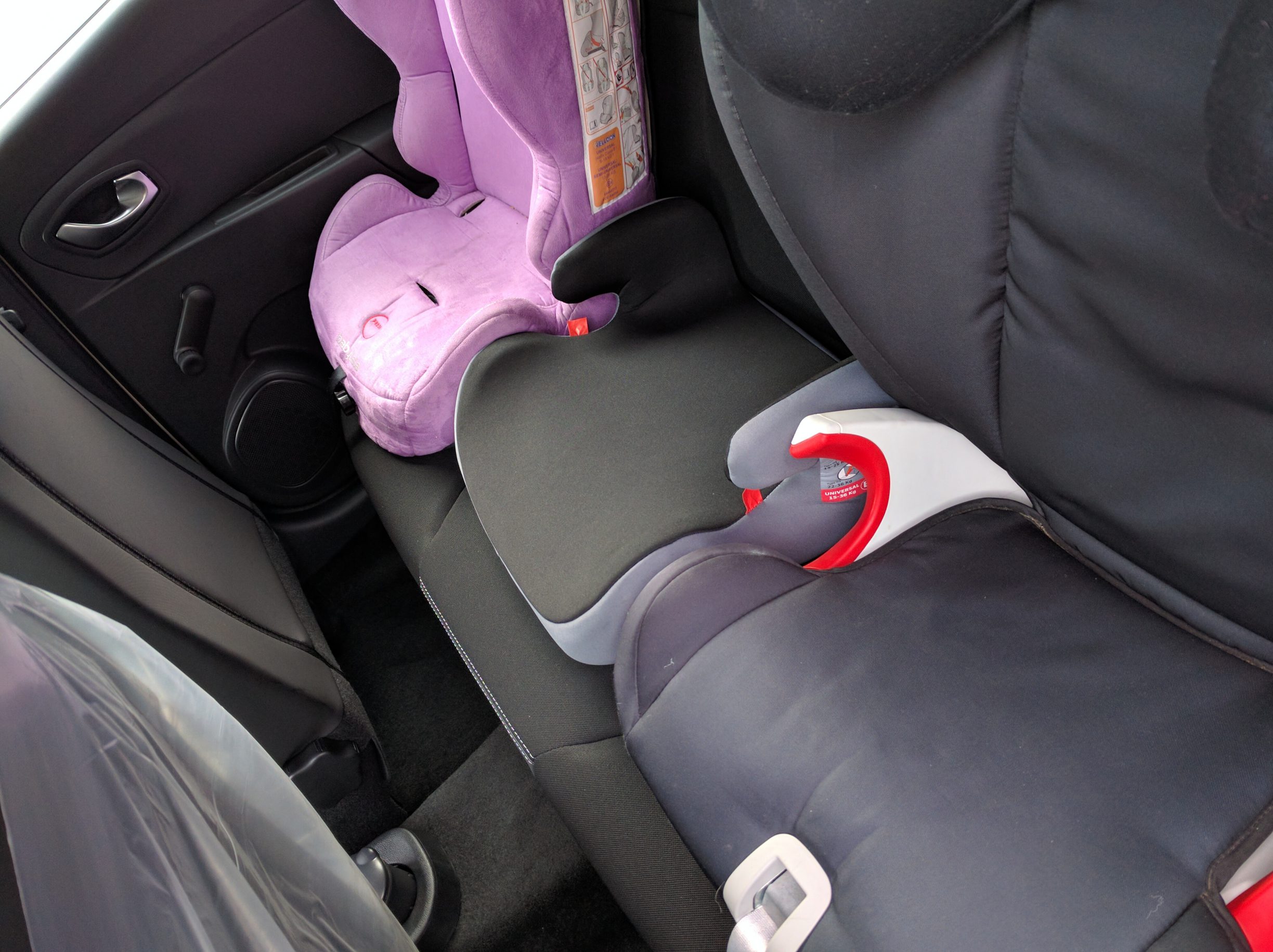 Renault Clio - 3 sièges enfants à l'arrière.