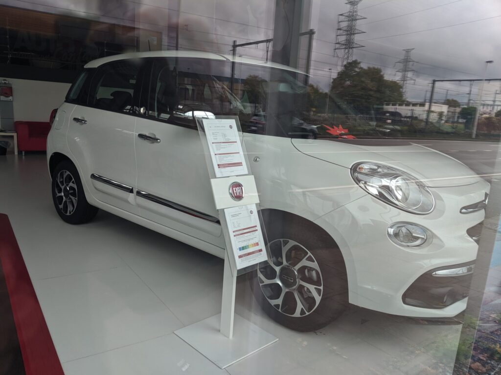 On va rendre visite à la la Fiat 500L en concession - Les Mondes de Cyborg Jeff, 2019