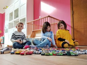 Max et les filles jouent aux petites voitures
