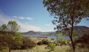 Au bord du lac Salagou