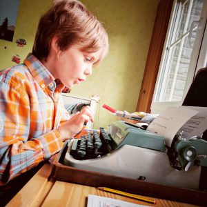 Charly écrit une pièce de théâtre.
