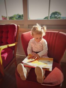 Rose lit tranquillement dans le fauteuil, Mai 2017