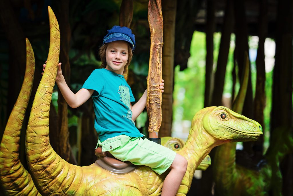Dans la partie Jurassic Park... on commence par faire un tour à dos de Dino ! – à GaiaZOO.