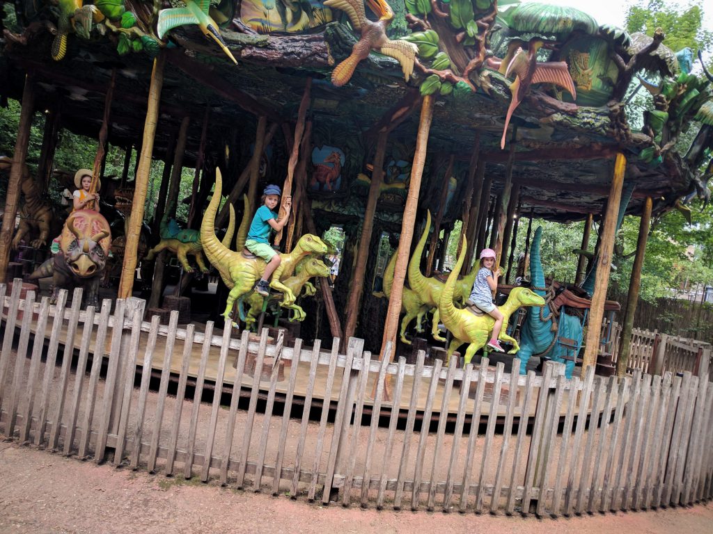 Dans la partie Jurassic Park... on commence par faire un tour à dos de Dino ! – à GaiaZOO.