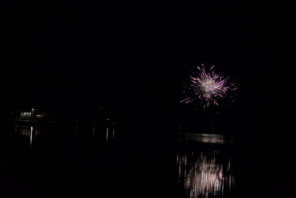 Le feu d'artifice du 15 aout sur le lac, mais un peu trop tard pour que les enfants en profitent. – à Center Parcs Le Lac d'Ailette.