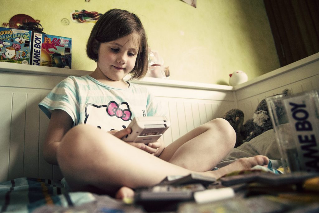 Les enfants découvrent la Game Boy - Alice tente un Harvest Moon