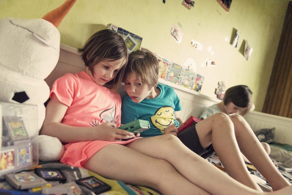 Les enfants découvrent la Game Boy - Tu joues à quoi toi ?