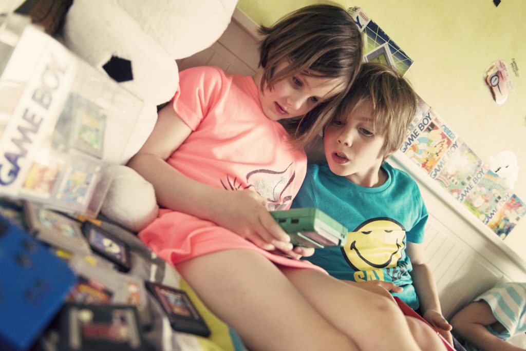Les enfants découvrent la Game Boy - Tu joues à quoi toi ?