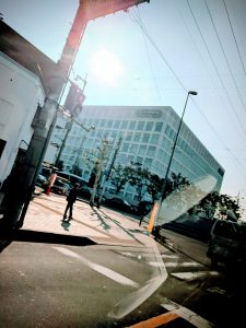 Un cube blanc dédié aux Jeux-Videos... Discret, asceptisé... Ce n'est pas la Game Cube, ni la Wii... C'est le QG de Nintendo...