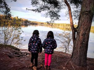 Alice et Juliette, au bord du lac du Center Park de Vossemeren