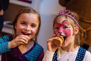 Anniversaire d'Alice et Juliette - 6 ans - Juliette et sa meilleure copine de classe Lisa