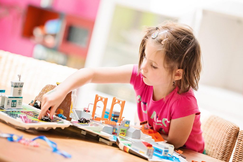 Petit plaisir d'Alice, jouer tranquillement aux Micro Machines, été 2017