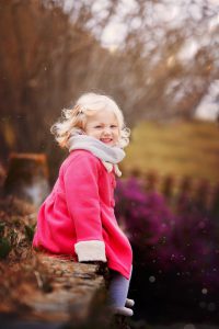 Rose découvre les premières fleurs du jardin