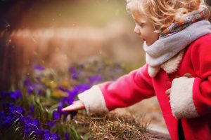 Rose découvre les premières fleurs du jardin