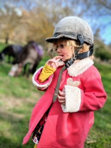 Prêt pour une balade à Poney, Rose ?