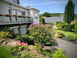 L'avant de la maison fleuri