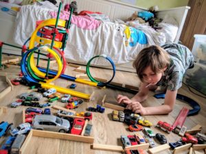 Monsieur Charly qui découvre les circuits Darda