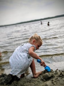 On s'amuse au bord du Lac Léon - Camping Le Col Vert - Sandaya