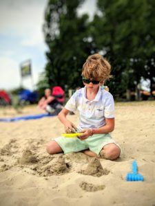 On s'amuse au bord du Lac Léon - Camping Le Col Vert - Sandaya