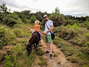 Rose a enfin sa petite balade en Poney - Camping Le Col Vert - Sandaya