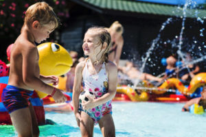 Vacances au camping Col Vert - Sandaya - Premier plouf dans la piscine