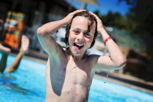Vacances au camping Col Vert - Sandaya - Premier plouf dans la piscine