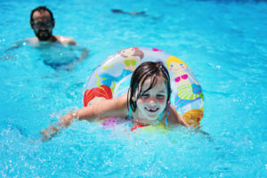 Megaplouf dans la piscine du camping du Col Vert - Sandaya