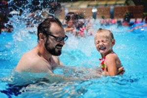 Megaplouf dans la piscine du camping du Col Vert - Sandaya