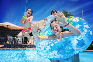 Megaplouf dans la piscine du camping du Col Vert - Sandaya