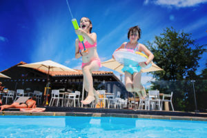 Megaplouf dans la piscine du camping du Col Vert - Sandaya