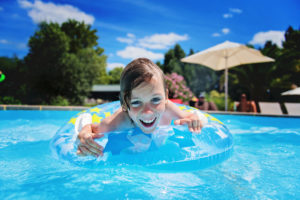Megaplouf dans la piscine du camping du Col Vert - Sandaya