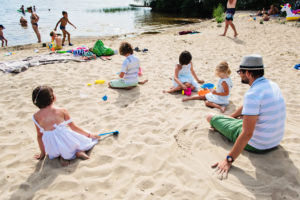On s'amuse au bord du Lac Léon - Camping Le Col Vert - Sandaya