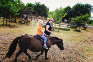 Rose a enfin sa petite balade en Poney - Camping Le Col Vert - Sandaya