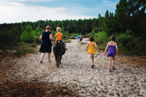 Rose a enfin sa petite balade en Poney - Camping Le Col Vert - Sandaya